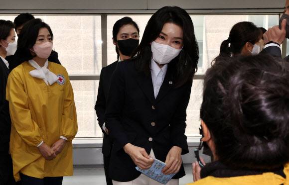 윤석열 대통령의 부인 김건희 여사가 18일 서울 강남구 코엑스에서 열린 ‘2022 적십자 바자회’를 찾아 바자물품들을 살펴보고 대화하고 있다. 허정호 선임기자