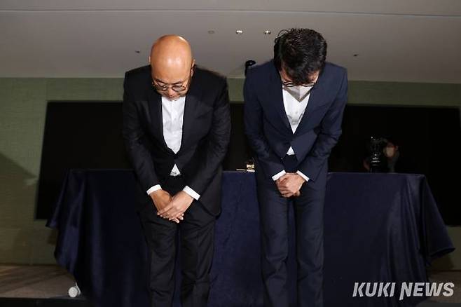 고개 숙여 사과하는 카카오 남궁훈·홍은택 각자대표