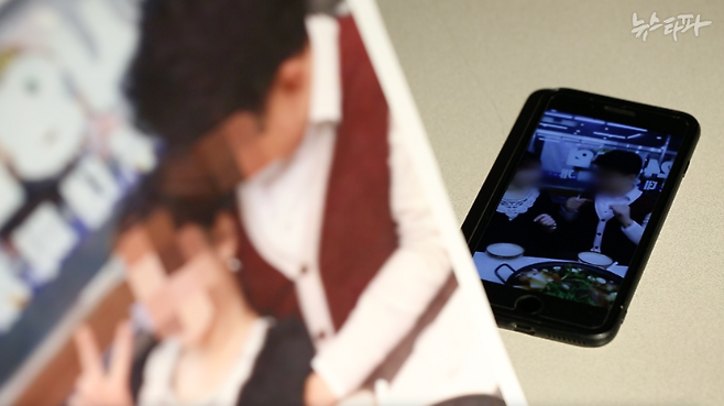 대구산업진흥원 직원 A씨가 여성접대부와 함께 찍은 사진. 사진이 찍힌 시간은 새벽 3시쯤이었다.