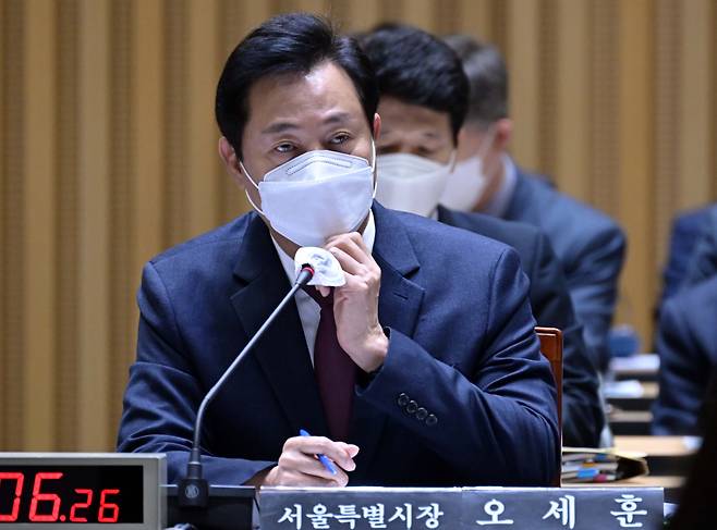 오세훈 서울시장이 지난 10월12일 서울 중구 서울시청 대회의실에서 열린 국회 행정안전위원회의 서울시에 대한 국정감사에서 마스크를 고쳐쓰고 있다.ⓒ국회사진기자단