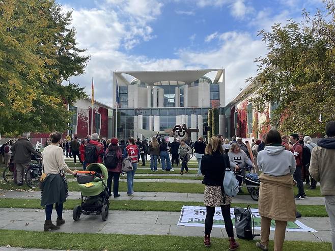 독일 총리실 앞에 모인 '가난이 닥친 사람들' (베를린=연합뉴스) 이율 특파원 = 트위터를 통해 모인 '가난이 닥친 사람들'이 15일(현지시간) 독일 총리실 앞에서 에너지위기로 인한 생활고에 대한 정부의 대응책을 요구하고 있다. 2022.10.19