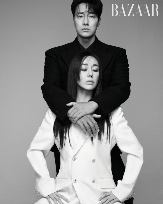 So Ji-sub and Yunjin Kim of the movie Confession (directed by Yoon Jong Suk) showed fresh charm through the Harpers Bazaar pictorial.Confession is a story of a promising businessman Yu Min Ho who is identified as the only suspect in the secret murder case and a 100% lawyer Yang Shin Ae who is trying to prove his innocence.So Ji-sub said to Yunjin Kims enthusiasm for memorizing the entire scenario, If you do not prepare, it will be a big deal!I felt a good stimulus for a long time, Yunjin Kim said. Ji-seop is such a player.Of course, in a good way. I think I got a good friend thanks to it. So Ji-sub and Yunjin Kims colorful pictures and interviews can be found in the November issue of Harpers Bazaar, and confession will be released on the 26th.