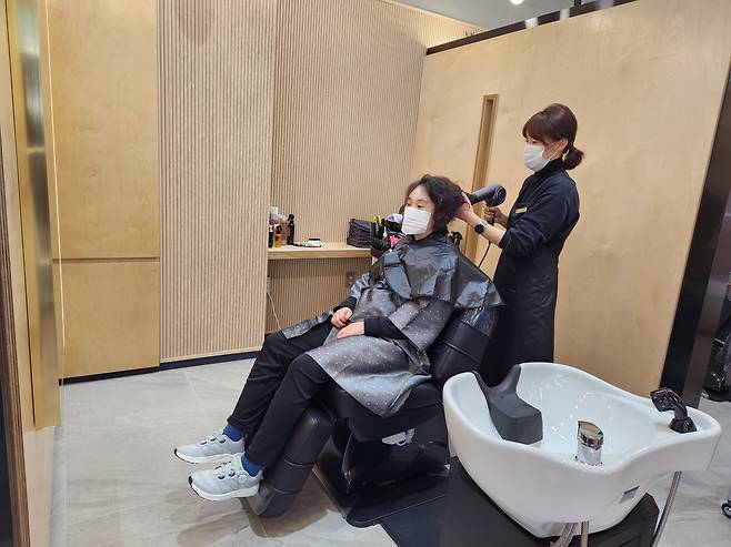 지난 18일 서울 노원구 상계동에 있는 장애인친화미용실 헤어카페 더휴에서 미용 서비스가 이뤄지고 있다. /김태호 기자