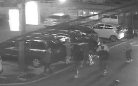 지난해 10월 17일 칠성파와 신20세기파 조직원들이 부산 서면에서 패싸움을 벌이고 있다. 사진 부산경찰청