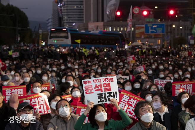 전국에서 모인 촛불행동 참가자들이 22일 서울 중구 시청역 일대에서 윤석열 대통령의 퇴진과 김건희 여사의 특검을 요구하며 집회를 열고 있다. 문재원 기자