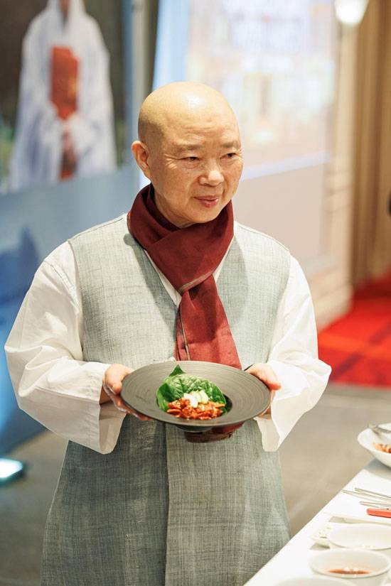 정관스님은 넷플릭스 인기 시리즈인 '셰프의 테이블(Chef's table)'에 출연한 후 전세계에 알려진 요리업계 유명인사다. 매년 다른 사람에게 영감을 준 요리계의 인물을 선정하는 '아이콘 어워드 아시아 2022'의 수상자로도 선정됐다. (네모파트너즈베트남 제공)