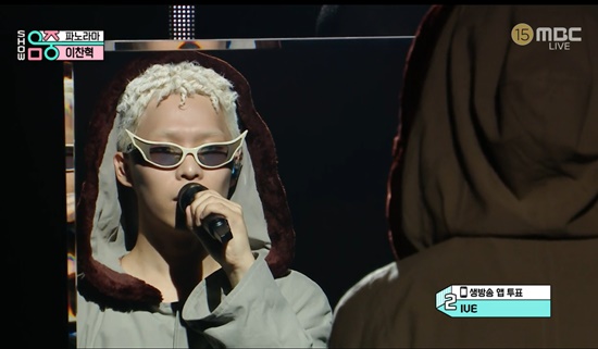 Lee Chan-hyuk, who debuted as Solo Singer, maintained his controversial unusual performance of playing the stage with his back turned. However, he used a mirror to show his face.Lee Chan-hyuk set the stage for his first full-length title song PANORAMA on MBCs Show! Music Core, which aired on the 22nd.Lee Chan-hyuk, who was on stage with a long cloak on the day, performed a stage performance singing with his back to the audience.In addition, Camera also captured Lee Chan-hyuks face in the mirror, not Lee Chan-hyuks face.Lee Chan-hyuk had previously talked about Mnet M Countdown with Silence Interview and his singing performance.At the time, Lee Chan-hyuk did not answer any questions from MCs in the Interview before his debut with Solo Singer.Some of them pointed out that he was insincere and rude, and that he had no response to his expressionless face.Here, on the stage that led to Interview, I turned my back from beginning to end, and I was constantly wondering.The reaction of the public to the unusual stage production that I have never seen before has caused a big topic with the evaluation that it is fresh and embarrassing.As a result, it is not only his musicality, but also the focus on the excessive concept.To make matters worse, YG Entertainment, a subsidiary of YG Entertainment, added to the atmosphere of privacy, and Lee Chan-hyuks Silence Interview and his performance turned out to be controversial.Photo: MBC, Mnet broadcast screen, DB