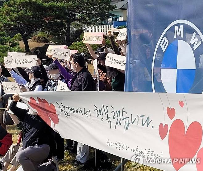 마지막 홀에서 최나연 응원하는 팬들 (원주=연합뉴스) 최송아 기자 = 미국여자프로골프(LPGA) 투어에서 통산 9승을 거둔 최나연(35)이 국내에서 열린 LPGA 투어 대회에서 팬, 절친한 동료들의 박수를 받으며 고별전을 치렀다.
23일 강원도 원주의 오크밸리 컨트리클럽에서 열린 LPGA 투어 BMW 챔피언십 최종 4라운드는 'LPGA 투어 선수'로서 최나연의 마지막 라운드였다. 마지막 홀에서 팬들이 현수막을 들고 최나연을 기다리고 있다. 2022.10.23