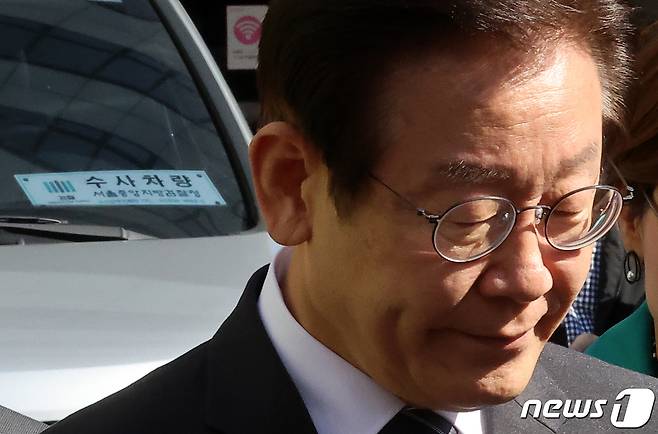 불법 자금 수수 의혹과 관련해 김용 민주연구원 부원장을 체포한 검찰이 24일 서울 영등포구 더불어민주당사를 압수수색한 가운데 이재명 대표가 민주당사 앞에서 입장을 밝히고 있다. 2022.10.24/뉴스1 ⓒ News1 조태형 기자