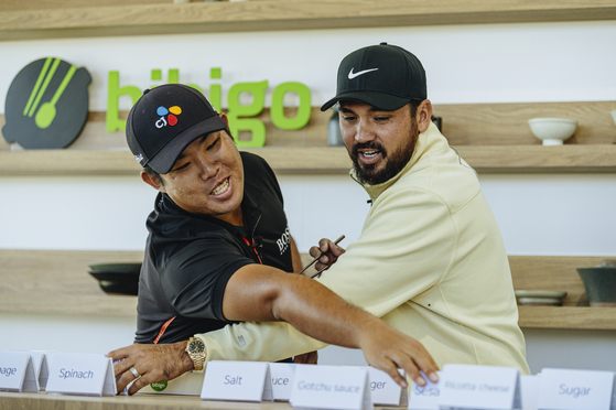 An Byeong-hun, left and Jason Day of Australia participate in the Korean cuisine experience event at the THE CJ CUP @ SUMMIT at The Summit Club, Las Vegas on Oct. 12, 2021. [CJ]