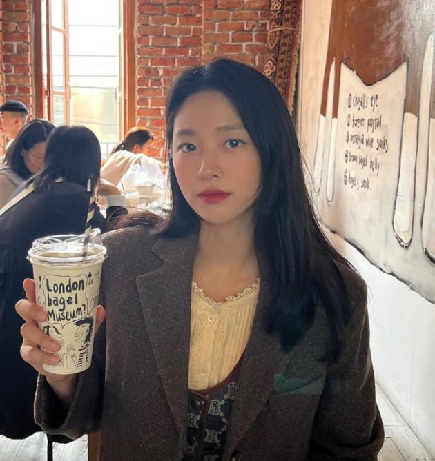 Seolhyun, a singer and actor, told us about his recent situation.Seolhyun posted several photos on his instagram with an article entitled My sister and Apgujeong outing on the 25th.The photo shows Seolhyun posing in various poses in a cafe. He boasted a clear eyebrow and caught his eye.On the other hand, Seolhyun announced the end of the contract with his agency FNC Entertainment on the 20th.
