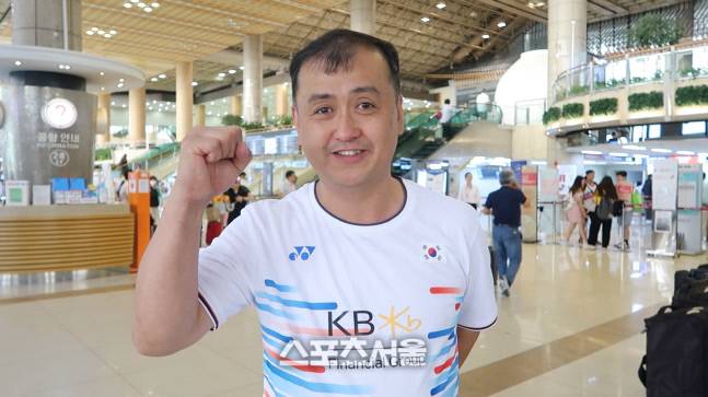 최근 한국 배드민턴 국가대표팀 총감독에 선임된 김학균 김천시청 코치. 지난 2019년 주니어대표팀을 이끌고 세계대회에 나갈 때 모습이다. 제공|요넥스