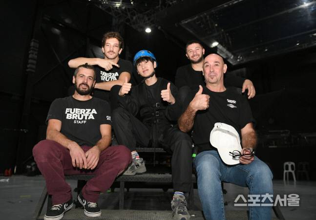 푸에르자 부르타 특별 게스트로 출연하는 슈퍼주니어 은혁이 21일 서울 잠실 FB씨어터에서 테크니컬 리허설을 하기 전 스태프들과 포즈를 취하고 있다.