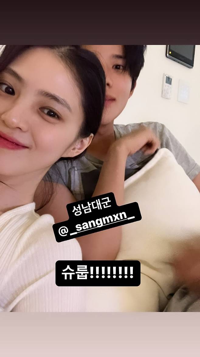 Actor Han So Hee flaunts mun sang-min and close friendshipOn the 23rd, Han So Hee posted a photo saying Seongnam Daejun, Shrup !!In the photo, Han So Hee is shooting mun sang-min and authentication shots, showing off his beauty even in comfortable attire.He also tagged Kim Hye-soo of the drama Shrup with Heart and promoted the drama as the shooter of the room.mun sang-min explained Han So Hees romance rumor last June.At that time, Han So Hee and Song Kangs romance rumor circulated with a picture through various communities and YouTube.A man wearing a khaki hat and mask, a woman wearing a black hat and a mask, stood on the sidewalk, and some netizens raised a romance rumor claiming that the man and woman were Han So Hee and Song Kang.However, the photographer who took the picture was not a fan, but a still-cut photographer of Netflix original Myname, and his opponent was mun sang-min, not Actor Song Kang.In Myname starring Han So Hee Song Kang, mun sang-min, who appeared in the role of the youngest detective in the drug investigation team, dismissed the romance rumor of the two, adding, It is a Myname meeting.Photo by Han So Hee Channel