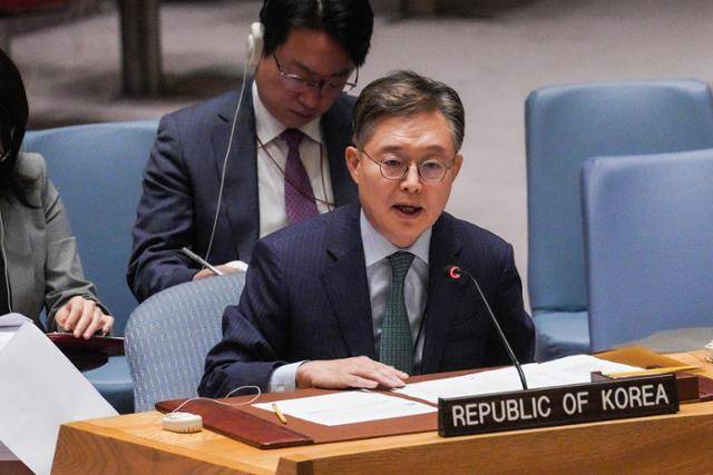 황준국 주유엔대사가 지난 5일 미국 뉴욕 유엔본부에서 안전보장이사회 회의에 참석해 발언하고 있다. 황 대사는 20일 유엔총회 제3위원회 회의에서 북한이 우리 문화 유입을 막기 위해 제정한 '반동사상문화배격법'을 비판하는 등, 북한 인권 문제에 대해서도 집중 문제제기를 했다. 뉴욕=AP 뉴시스