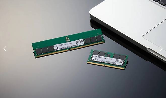 SK하이닉스가 차세대 DDR5 모듈 제품을 개발했다. 사진은 SK하이닉스가 개발한 DDR5 6400Mbps 속도의 32GB UDIMM(위), SODIMM. /사진=SK하이닉스