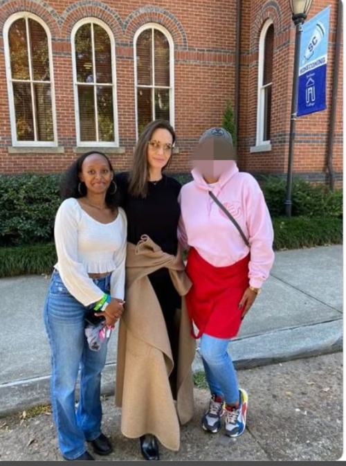 Actress Angelina Jolie, 47, took part in her daughter Zaharas school reunion event together, surprising fans who saw her.Recently, Twitter Inc. caught Jolie strolling the campus with her daughter Zahara to light up Spellman Universitys weekend, with fans surprised to see her and Celebratory photoLeave it.Fans later took to Twitter Inc. to share their surprise, writing: Angelina Jolie casually walked around with her daughter in Spellman during the reunion event.In the open photo, Zahara looked proud of posing next to her mother.Another is also a celebrity photo.When I explained the angle, Angelina Jolie said, Its a great plan!Another Jolie witness also said, I really met Angelina Jolie, Bigger Than Life is perfect.Jolie has previously said through her instagram that Zahara will attend Spellman University, which has a reputation as a black female leadership academy.Meanwhile, Jolie plays Mary Kalas, a legendary opera singer who loved Greek shipping magnate Aristotle Onassis.Callas was born in December 1923 and died at the age of 53.In addition to the incredible performances on stage, Robert F. Kennedy, Jr. He was famous for his private life, including his romance with the worlds richest man, Ship King Onassis, who married Jacqueline F. Kennedy, Jr., the wife of the president.Jolie said in a statement that she takes responsibility for Marys life and legacy very seriously and added that I will dedicate everything I can to fulfill that challenge.On the other hand, Jolie has played a real person before.In 1998, he played Jia Currangi, a tragic supermodel, in the film Jia, and in 2007, he played Marianne Pearl, the widow of American journalist Daniel Pearl, who was kidnapped and murdered in Pakistan in the film Mighty Hearts.Twitter Inc. captures