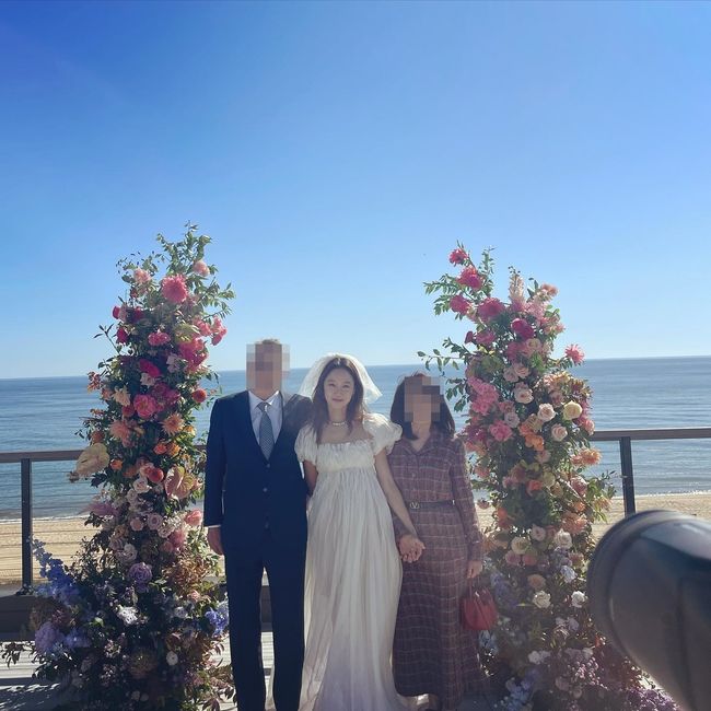 Actor Gong Hyo-jin unveiled his private Wedding ceremony as a self-release. Lovely Gong Hyo-jin in a pure white dress thanked his father and mother.Gong Hyo-jin posted a wedding ceremony with 10-year-old singer Kevin Oh in New York on the 11th (local time).Wedding ceremony was held as a private Small Soldiers wedding by inviting only relatives and close acquaintances according to the wishes of the couple.As it was a private Small Soldiers wedding, no details were given, but Gong Hyo-jins best friends Jung Ryeo-won and Uhm Ji-won attended the event.Jung Ryeo-won attended the Wedding ceremony during his overseas schedule, and Uhm Ji-won boarded a flight to the United States of America immediately after the end of the Little Womens Day and headed directly to celebrate Gong Hyo-jins marriage.Gong Hyo-jin told us about the marriage before and after the marriage through the SNS. Before raising the wedding ceremony, he revealed his appearance in a pure white dress and conveyed his heart.In particular, Gong Hyo-jin wrote a letter entitled Im Ready, and I was determined to prepare for the marriage of Kevin O and the couple.Gong Hyo-jin, who spent a sweet time on a short honeymoon after a wedding ceremony, returned home from Incheon International Airport on the 19th.Gong Hyo-jin returned home alone, not Kevin O and two, and it was reported that it was because of shooting when he asked the stars.Gong Hyo-jin, who returned to the filming site, attended the photo call ceremony to commemorate the opening of the pop-up store held in Hyundai Seoul on the afternoon of the 25th.Gong Hyo-jin wore a ring on his right hand, but on the fourth finger of his left hand, he saw a tattoo called  ⁇ LOVE ⁇  instead of a marriage ring, which was more meaningful than a marriage ring, so he gained everyones attention.Gong Hyo-jin, who has quietly finished Wedding ceremony in private, has been releasing a little bit of Wedding ceremony starting with a picture wearing a wedding watch and a marriage ring.Especially recently, Wedding dress which was worn in Wedding ceremony was revealed directly, and thanks to father and mother, it added meaning.Gong Hyo-jin posted a photo wearing Wedding Dress, and in this photo, Gong Hyo-jins best friends such as Son Ye-jin, Oh Yoon-ah, and Uhm Ji-won commented or liked it.In addition, Gong Hyo-jin also released photos taken with his father and mother, and said, Thank you for raising me as a wonderful person. I will be a better person.In this photo, Kyung-pyo Ko, Oh Yoon-ah, Park Hwan-hee and others commented and liked.Gong Hyo-jins tall stature seems to have been inherited from her father and her luscious appearance from her mother.Gong Hyo-jin held her fathers and mothers hands tightly and looked at the camera, showing a determined spirit ahead of a new beginning in life.Gong Hyo-jin, who opened the second act of his life, asks the stars of the new drama  ⁇   ⁇   ⁇  and cooperates with actor Lee Minho as the main actor.Gong Hyo-jin plays the role of astronaut Eve Kim, a Korean-American United States of America, as a full-fledged space romantic comedy  ⁇  genre work that goes back and forth between the space station and the earth.