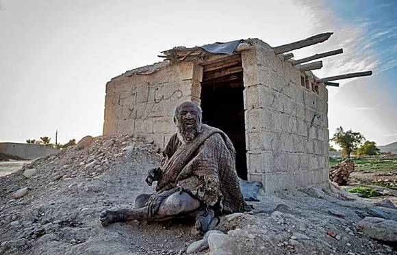 23일(현지시간) 이란 파르스주 농촌마을 데즈가에서 ‘세상에서 가장 더러운 남자’로 불리던 ‘아모 하지’(하지 아저씨)가 94세를 일기로 사망했다. 이란 국영통신사 IRNA 자료사진