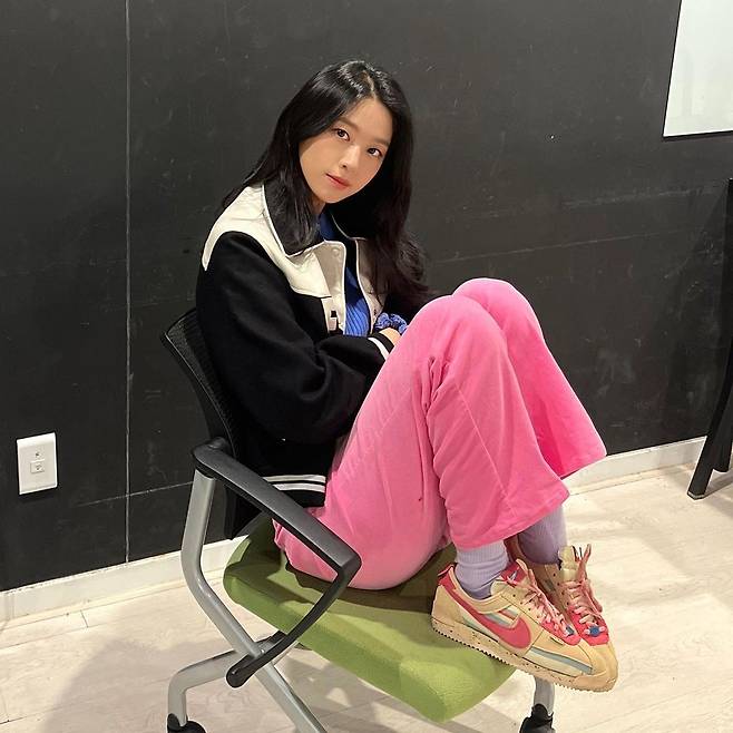 Actor Seolhyun posted his latest news on social media.On Wednesday, Seolhyun posted several photos on his personal Instagram account.In the open photo, Seolhyun stares at the camera in various poses, such as twisting his legs or putting his feet on a chair. He matches the blue color knit and stadium jacket in pink jeans and focuses his attention on fashion sense.Seolhyun recently broke up with FNC Entertainment. The next work is Genie TV I do not want to do anything.MBC Coffee Prince 1st Shop, tvN Cheese in the Trap directed by Profit margins set PD is attracting attention as a new work.