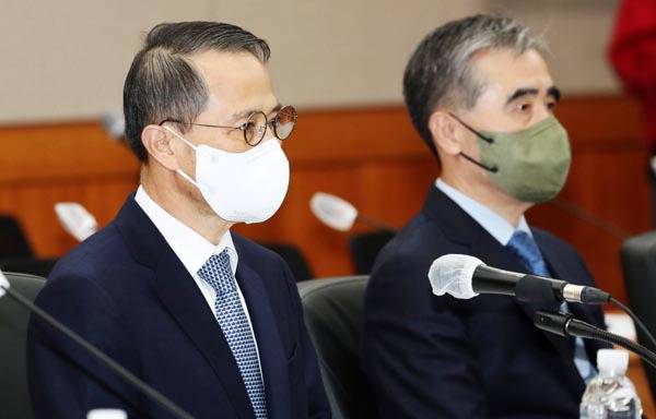 김규현(왼쪽) 국가정보원장과 김수연 국가정보원 2차장이 26일 서울 내곡동 국정원 청사에서 열린 국회 정보위원회의 국정감사에 출석해 있다. 김정록 기자