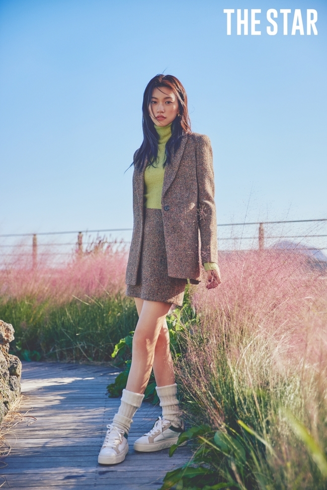Singer and actress Kim Do-yeons pictorial has been released.Kim Do-yeon recently filmed and interviewed fashion star magazine The Star.In this photo, Kim Do-yeon showed a lyrical and natural appearance on the theme of  ⁇  Jeju Islands autumn day.In the open photo, Kim Do-yeon wears cropped padding, coats and sneakers to complete a stylish daily look suitable for autumn and winter.In an interview following the photo shoot, Kim Do-yeon recommends looking for, trying on, and challenging a lot of  ⁇  fashion. Fitting things in the store will also help.Then I told my own styling tips that I would get a sense of what style suits me.Kim Do-yeon, an actress and singer, said, I keep getting inspiration in my mind about inspiring various activities, and when I want to do something and wonder about it as opposed to others, I look for movies or writings to embody my inspiration.When I asked about the most exciting moments in recent years, I was so excited on the plane that I was shooting Jeju Island.When I looked out the window, the clouds were in the same position as my eyes, but it was so unrealistic and throbbing, and then the moment I heard my favorite song was so happy and meaningful to me.When asked about the roles and works he would like to play to actor Kim Do-yeon, he confidently explained, I really want to play the role of a sports player. I want to understand the sweat and effort of the players and express them in acting.