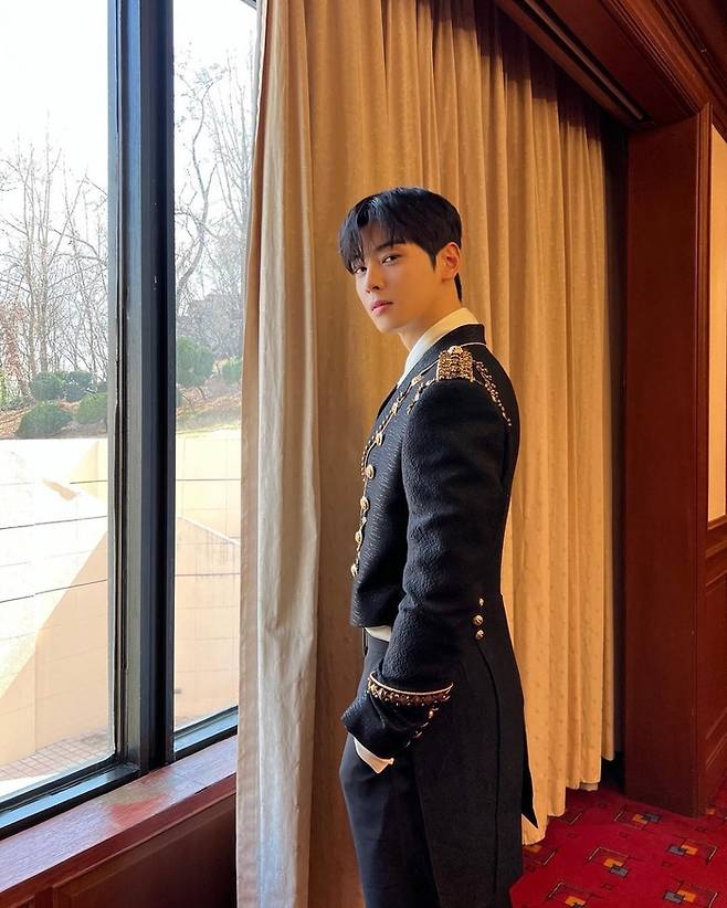 Cha Eun-woo showed off his handsome figure.On the 26th, Cha Eun-woo tagged several photos and the name of his webtoon through his social network service (SNS).In another photo, Cha Eun-woo looks at the camera with a graceful look wearing colorful peacock-style clothes. In another photo, Cha Eun-woo looks at the air in a different kind of elegant costume.The netizens who saw this commented on the reaction of  ⁇   ⁇   ⁇ ,  ⁇   ⁇   ⁇   ⁇ ,  ⁇   ⁇   ⁇   ⁇  I have never seen such a handsome man in my life  ⁇ .On the other hand, Cha Eun-woo is scheduled to appear on the marionette of Cacao Entertainments Super Webtoon project.