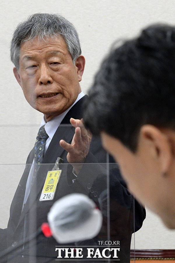 이주호 후보자 바라보며 질의 답변하는 신경철 명예교수.