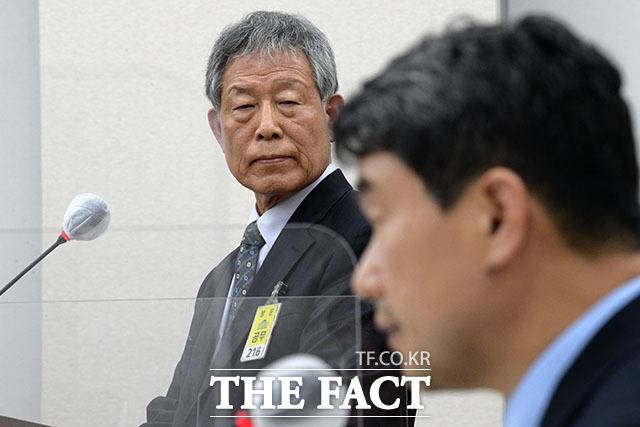 질의 답변하는 이주호 후보자 지켜보는 신 명예교수.