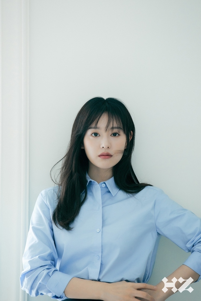 Actor Kim Ji-wons new profile picture has been released.Kim Ji-won, pictured in a photo released by Hijim Studio on Oct. 28, exudes a pure charm. The lovely face and naturally matted hair blend with the relaxed atmosphere and double the refreshing energy.While the light blue shirt shows a neat charm, it brings out the smiles of those who wear a black nash dress and reveal a playful face, and also gives an aura with a cool look and deep eyes staring at the camera.In the interview, you can see Kim Ji-wons daily life.Kim Ji-won, who does not plan to send Haru, but who is usually awake at dawn, says, When I come home from the Haru routine, I turn on the lights and turn on the music and read the book. This is a routine nowadays.I thought I was a calm person, but nowadays I think I like to play and talk more than I thought, he said.