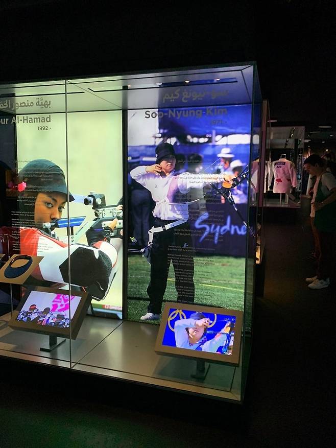 '신궁' 김수녕의 모습 (도하=연합뉴스) 김예나 기자 = 지난 23일(현지시간) 카타르 도하의 '3-2-1 카타르 올림픽 및 스포츠 박물관'에 '신궁' 김수녕의 모습을 담은 사진·영상이 전시돼 있다. 박물관 측은 추후 김수녕 관련 물품을 받을 예정이라고 전했다. 2022.10.27
yes@yna.co.kr