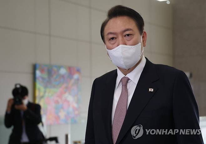 취재진 질문에 답하는 윤 대통령 (서울=연합뉴스) 서명곤 기자 = 윤석열 대통령이 28일 오전 서울 용산 대통령실 청사로 출근, 야권발 '한동훈 술자리' 의혹 등과 관련한 취재진의 질문에 답하고 있다. 2022.10.28 seephoto@yna.co.kr