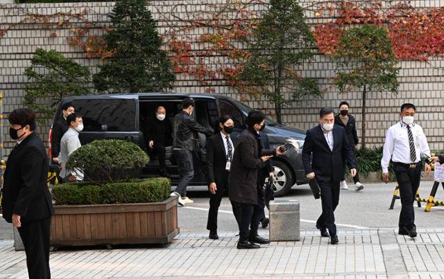 유동규 전 성남도시개발공사 기획본부장이 28일 서울 서초구 서울중앙지방법원에서 열린 대장동 개발 사업 로비·특혜 의혹 관련 재판에 경찰의 신변보호 조치의 일환으로 경찰호송차를 타고 와 법원 보안관리대원들의 경호를 받으며 법정으로 향하고 있다. 왕태석 선임기자