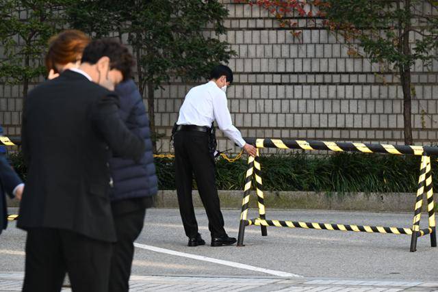 21일 법원에 조국 전 장관이 도착하기 전 법원 관계자가 바리케이드를 치우고 있다. 곧 자가 운전을 하고 온 조 전 장관이 주차를 한 후 법정으로 향했다. 왕태석 선임기자