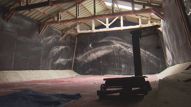 폐염전의 소금 창고. 마른 소금 찌꺼기만 창고 구석구석에 붙어 있다.