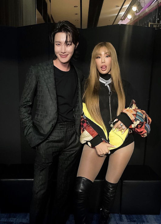 BTS J-Hope and Jessies extreme fashion and makeup stood out.On the 29th, Jessie attended the luxury B brand event and took a photo with BTS Jay Hop on the photo wall.Jessie wore a colorful patterned outer, a bold short jump suit, and a mousse over her knees, a colorful diamond necklace and a thick chain necklace, and finished her make-up with a rosy tone.On the other hand, J-Hope has a black inner and pattern on a half-length wet hair that naturally reveals the skin that is usually white, but it also wears a black suit to create a casual yet neat feeling.There is no glamorous makeup on stage, only J-Hopes lips look red, and the contrast between the two completely different peoples styling is sure to draw attention.Meanwhile, Jessie has been on a world tour since the end of his contract with Pyrenees in July.The Jessie Channel