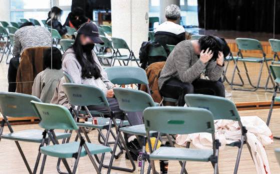 이태원 참사 실종자 접수처가 마련된 서울 용산구 한남동 주민센터에서 30일 실종 접수를 마친 한 시민이 가족의 소식을 기다리고 있다. 김성룡 기자