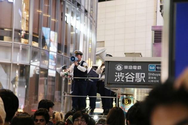시부야 중심가에서 일명 'DJ 폴리스' 들이 "한 자리에 멈추지 말고 계속 이동해 주시기 바랍니다"라는 안내를 반복하고 있다. (사진 : 라인뉴스)
