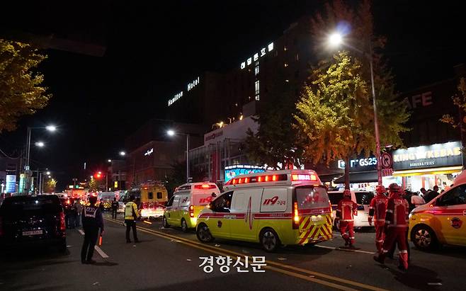 지난 29일 오후 서울 용산구 이태원동 일대에 핼러윈을 맞아 인파가 몰려 대규모 인명사고가 발생, 인근 도로에 구급차가 서 있다. 권도현 기자