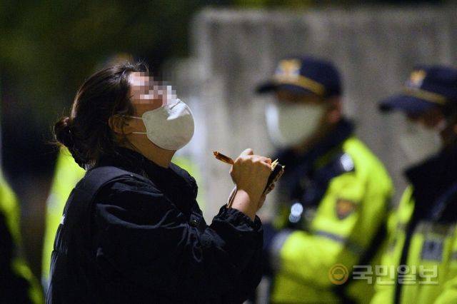 한 시민이 신원 확인을 위해 실종자의 인적사항을 종이에 적고 있다.