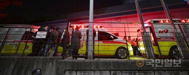 소방당국은 구급차로 차벽을 쳐 노출을 최소화했다.