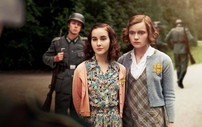 네덜란드 영화 ‘내 친구 안네 프랑크’의 한 장면. 안네, 그리고 단짝 친구였던 하나 피크-고슬라어의 사연을 담은 앨리슨 레슬리 골드의 소설 ‘안네 프랑크의 추억’(1997)을 원작 삼아 만들었다. SNS 캡처