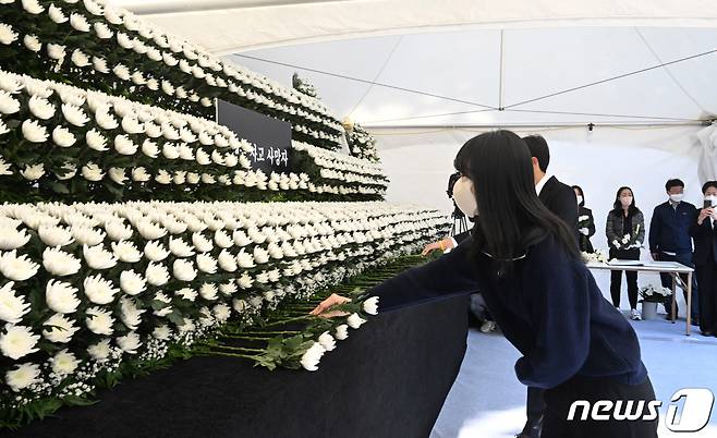 31일 오전 서울 용산구 녹사평역 광장에 마련된 이태원 압사 사고 사망자 합동분향소에서 시민들이 헌화하고 있다. (공동취재) 2022.10.31/뉴스1 ⓒ News1 신웅수 기자