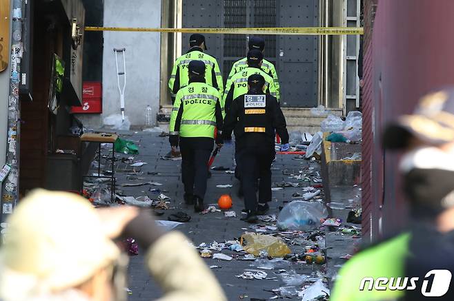 30일 오전 서울 용산구 이태원 일대에서 경찰이 압사 사고 현장을 조사하고 있다. 이태원 압사사고로 발생한 인명피해는 이날 오전 9시40분 기준 사망자가 151명, 부상자가 82명(중상 19명, 경상 63명)이다. 2022.10.30/뉴스1 ⓒ News1 임세영 기자