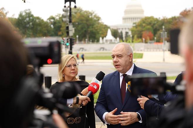 야체크 사신 폴란드 부총리(오른쪽)가 지난 23일(현지시간) 워싱턴DC에서 제니퍼 그랜홈 미국 에너지부 장관을 만난 뒤 폴란드의 신규 원전 사업과 관련한 기자들의 질문에 답하고 있다./폴란드 기후환경부 제공.