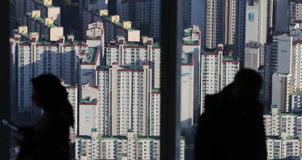 서울 송파구 롯데월드타워 전망대 서울스카이에서 바라본 시내 아파트. /사진=뉴스1