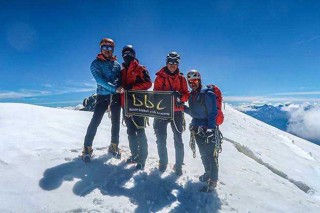 정상에 선 부산빅월클럽 대원들
