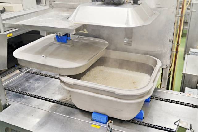 취반기에서 밥이 지어지고 있는 모습. /사진제공=세븐일레븐