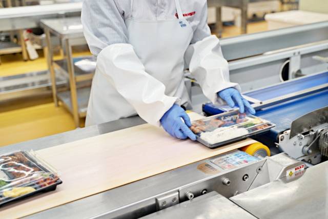 롯데후레쉬델리 공장 직원이 도시락을 포장하고 있다. /사진제공=세븐일레븐