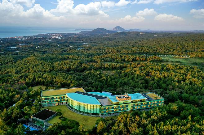 한라산 청정 자연을 품은 위(WE)호텔은 힐링 웰니스 여행의 최적지다